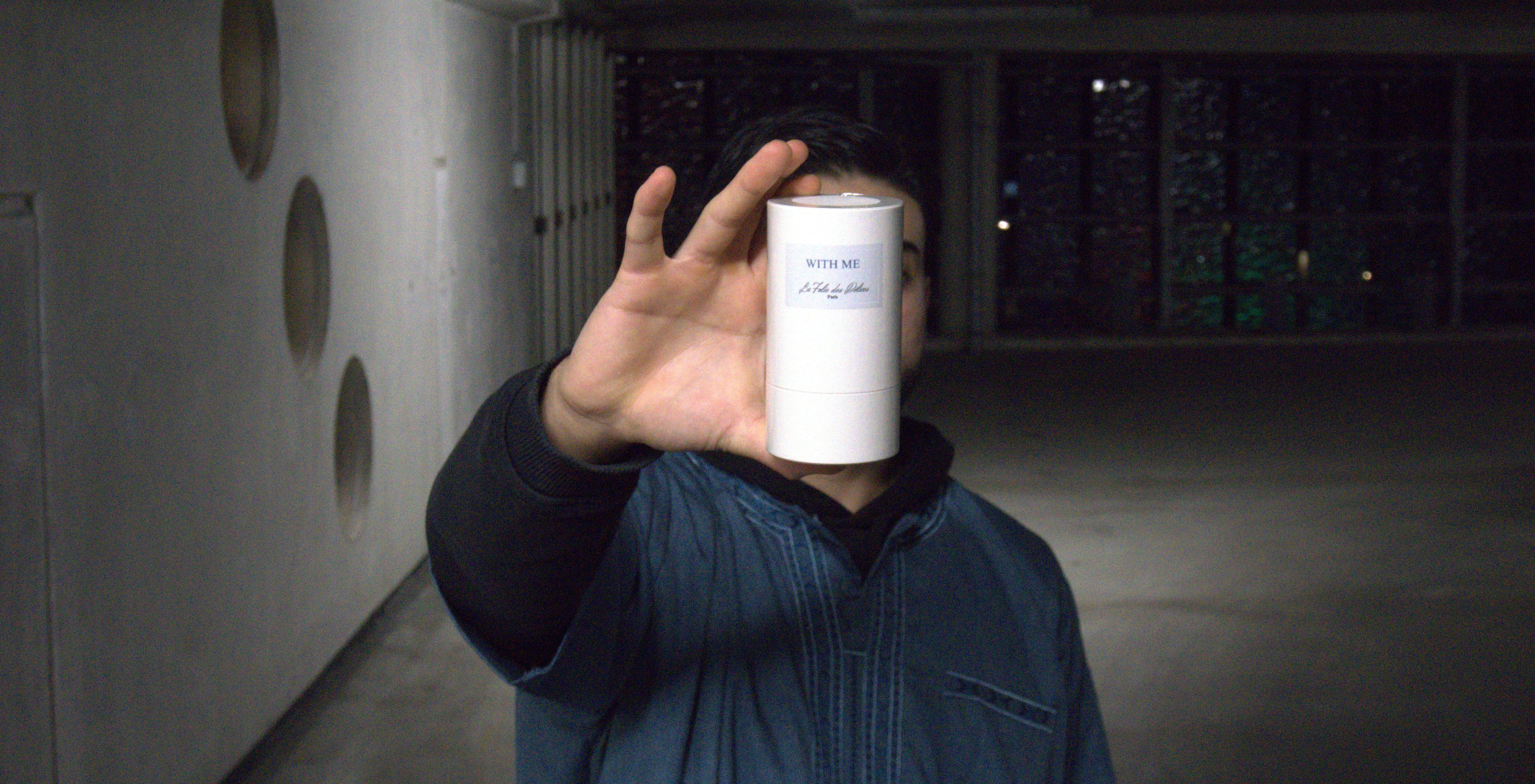 Persoon houdt La Folie Des Délices parfum vast